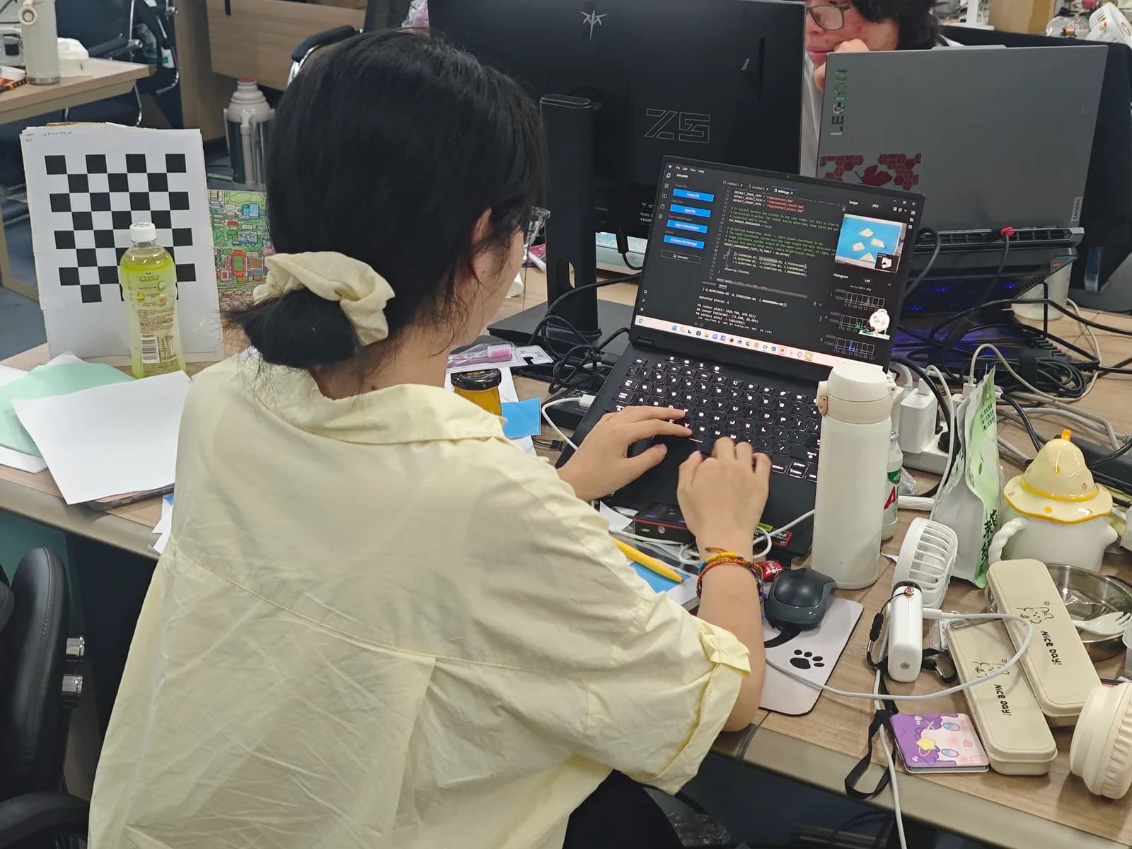 学生在实验室完成软硬件项目开发
