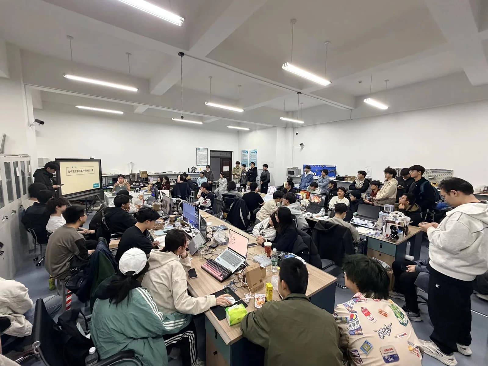 无线通信创新应用平台内部培训现场