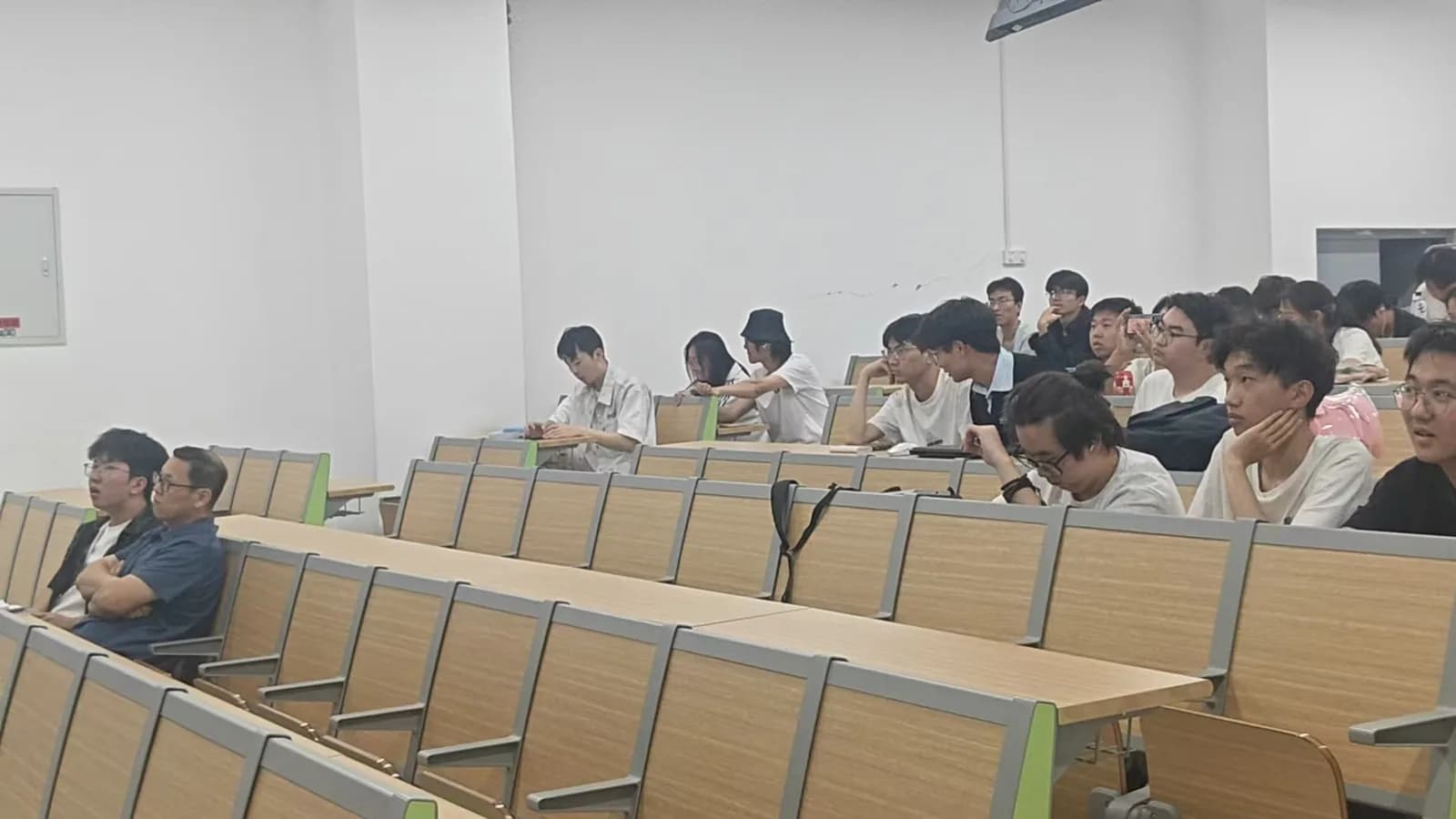 教师在实验室开展项目指导