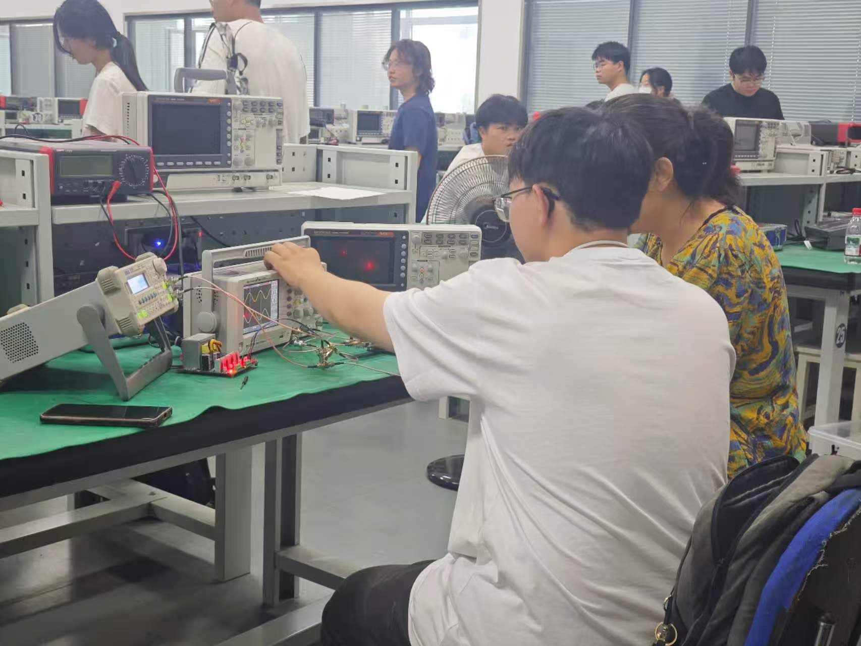 学生使用仪器调试信号处理项目